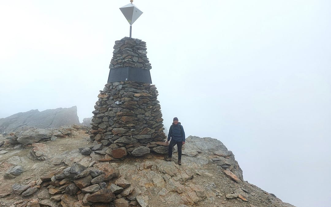Še vedno ostaja skrivnost ali je bakrenodobni mož, ki je pred 5300 leti umrl v Ötztalskih Alpah na tem mestu tudi obredno pokopan