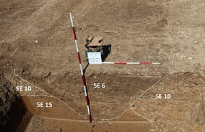 Presek jarka, odkrit pri arheoloških izkopavanjih.