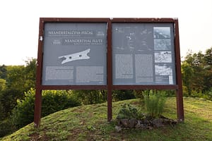 Informativna tabla - Arheološki park Divje babe, ki je urejen od leta 2005.