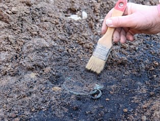 bronasta fibula odkrita pri arheološkem nadzoru