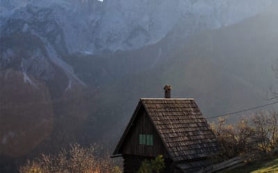 Srednji Vrh vas na sončni strani Karavank